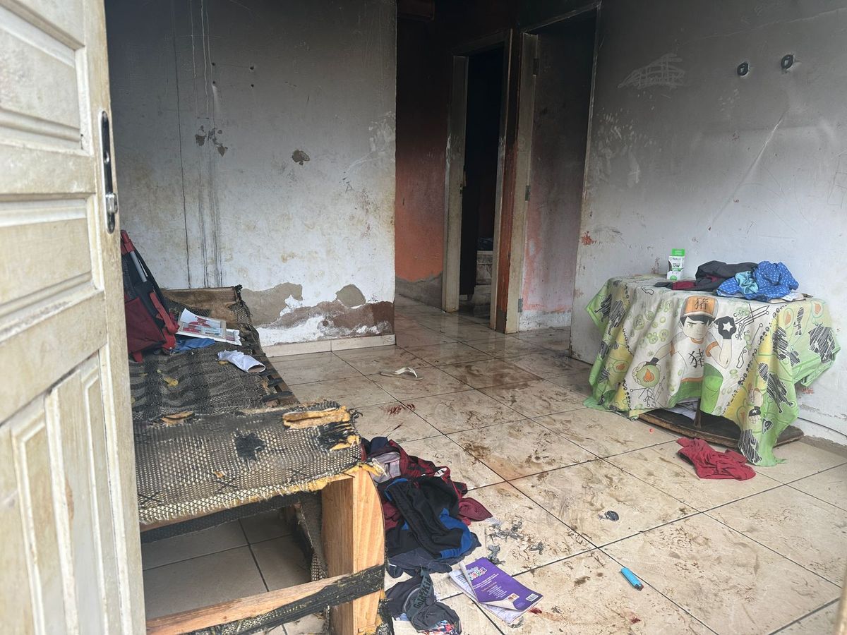 Pai e filho foram queimados enquanto dormiam  por Isabelle Oliveira 