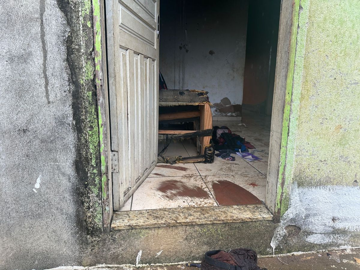 Pai e filho foram queimados enquanto dormiam  por Isabelle Oliveira 