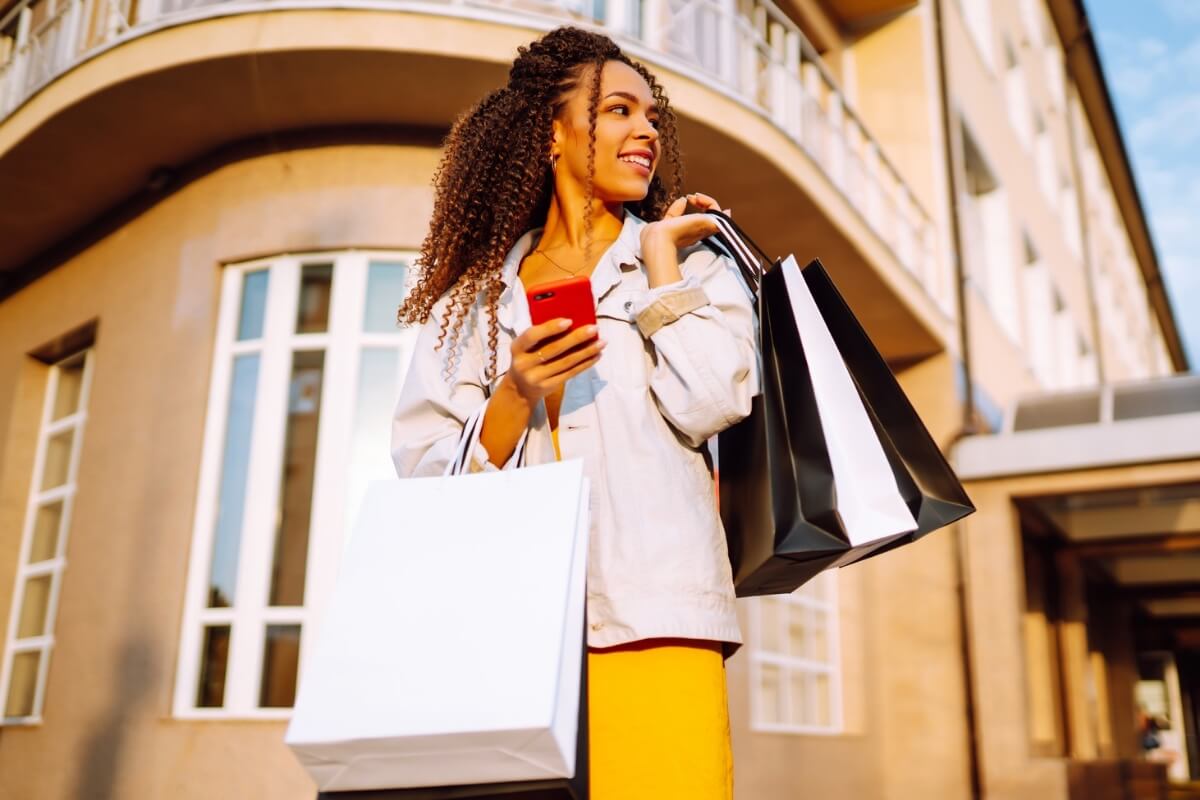 É importante redobrar os cuidados com as compras online durante a Black Friday (Imagem: maxbelchenko | Shutterstock)