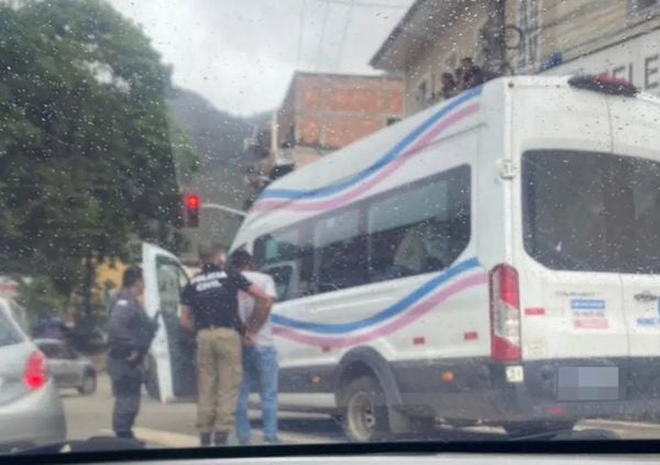 Momento em que suspeito é algemado por policiais civis e militares