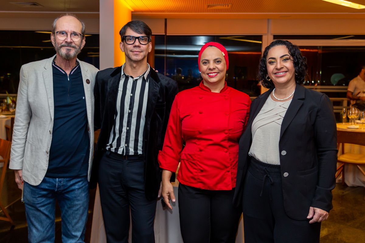 O sommelier Franklin Bittencourt com Leonardo Davel, Fabrícia Sarria e Rosangela Surlo 