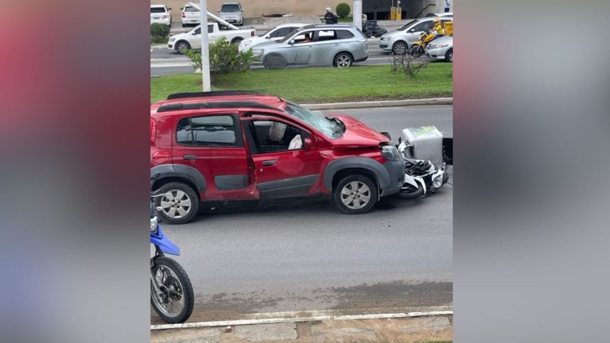 Acidente entre carro e moto deixa três feridos em cruzamento na Serra.