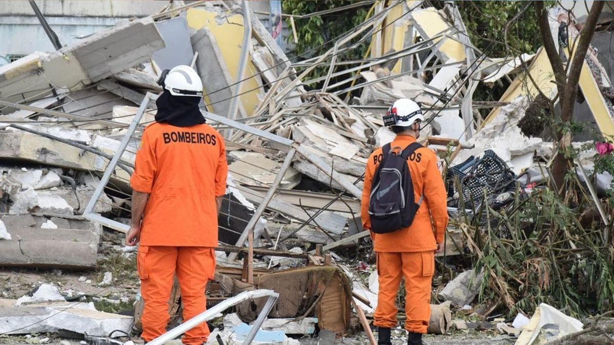 Bombeiros durante trabalho nos destroços da explosão