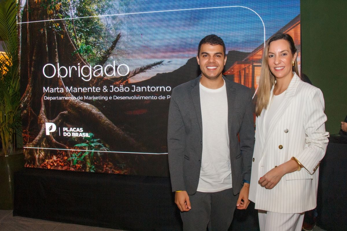 O designer e arquiteto João Jantorno da Placas do Brasil com a designer premiada Marta Manente 