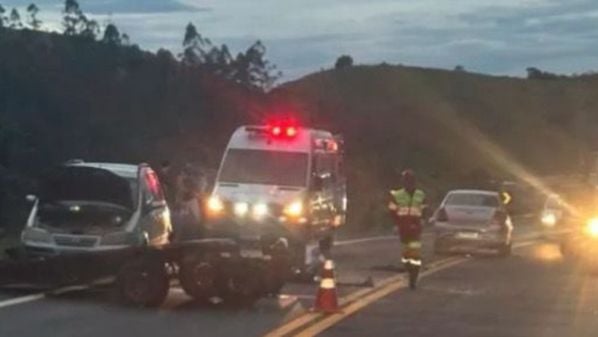 Batida ocorreu no km 389 da BR 101 por volta de 17h50; ninguém se feriu