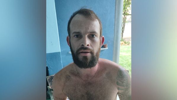 Elvis Ferreira da Silva Assis, de 33 anos, é suspeito de estuprar uma mulher que passava mal em um apartamento em Iriri, balneário do município