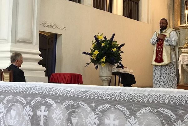 Dom Antônio assiste à missa tridentina (em latim), na Igreja de São Gonçalo, no Centro de Vitória