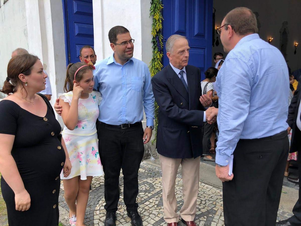 Dom Antônio cumprimenta fiéis e admiradores da Monarquia do lado de fora da Igreja de São Gonçalo