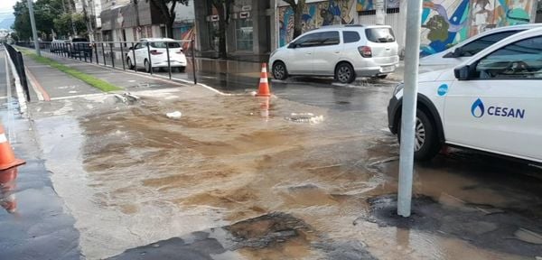 Equipes da Cesan foram até o local do vazamento