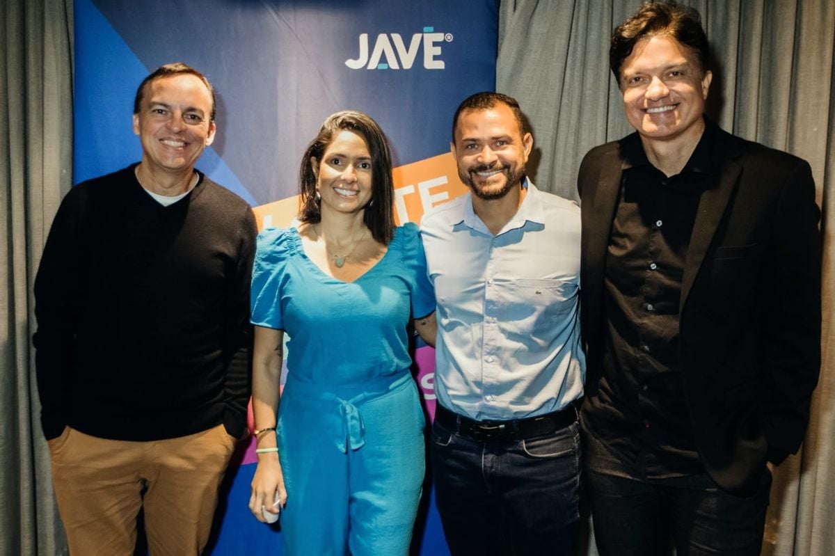 Gabriela Veronez, gerente de marketing da Javé, e Patrick Rosa, corretor e empresário, marcaram presença na convenção de vendas do Chroma Residence, ao lado de Samuel Nogueira e Samuel Paganoto