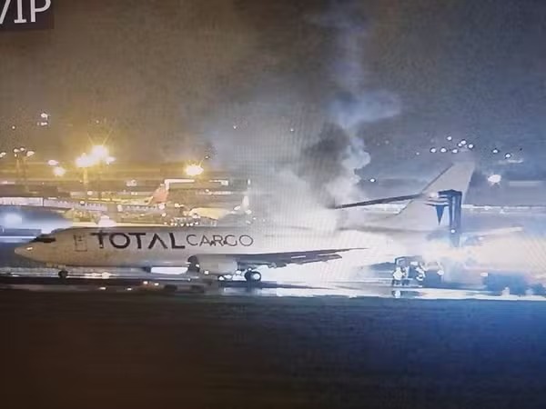 cargueiro da Total Cargo que decolou do Aeroporto de Vitória pouco antes da meia-noite desta sexta-feira (8) pegou fogo durante o voo e fez um pouso de emergência no Aeroporto de Guarulhos, em São Paulo,