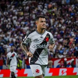 O meia explicou que o principal motivo para sua decisão foi a saúde mental em postagem nas redes sociais