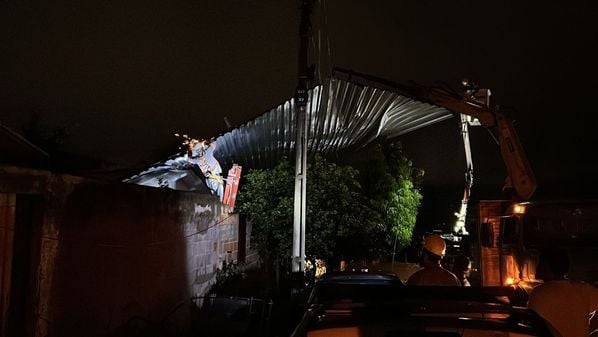 A cobertura de zinco de uma residência atingiu uma outra edificação e a rede elétrica, e moradores do bairro João Manoel Meneghelli ficaram sem energia.