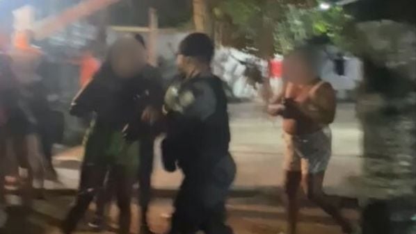 Caso aconteceu durante o atendimento de uma ocorrência em que foi denunciada uma festa clandestina. PM apreendeu drogas e armas