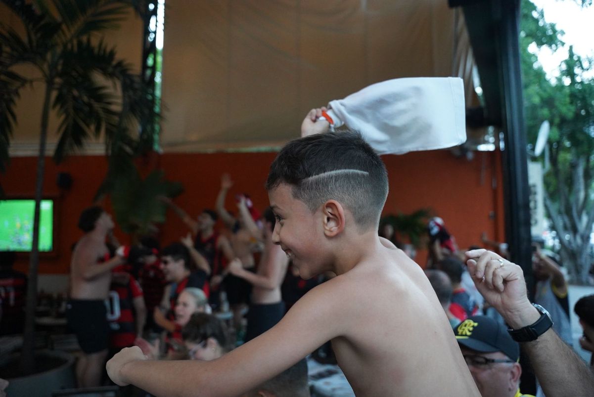 A comemoração da nação na conquista da Copa do Brasil pelo Flamengo por Vitor jubini