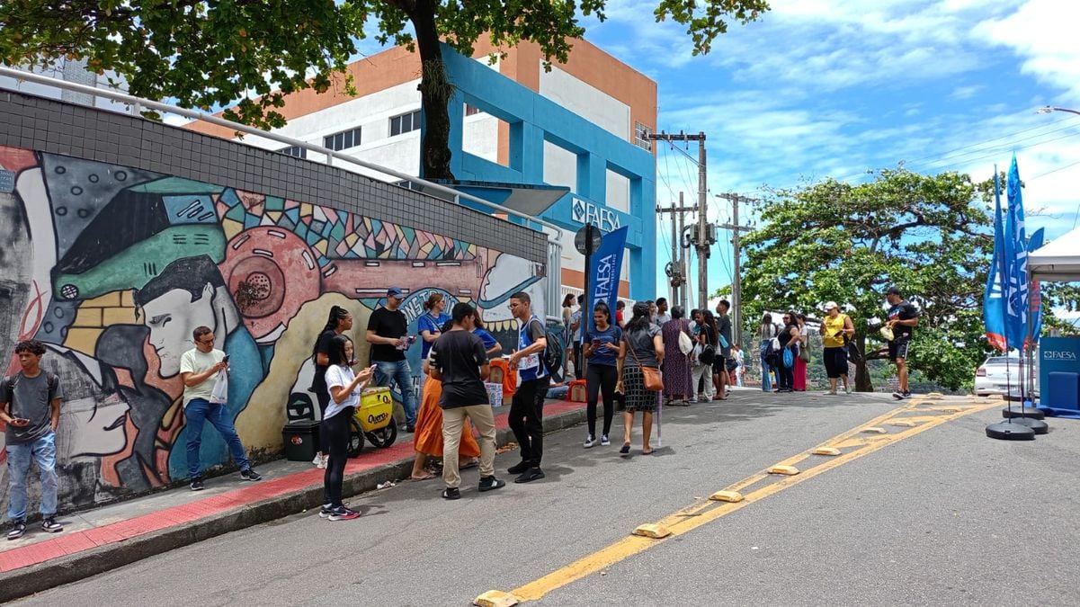 Movimentação em frente à Faesa próximo do horário da abertura do portão.