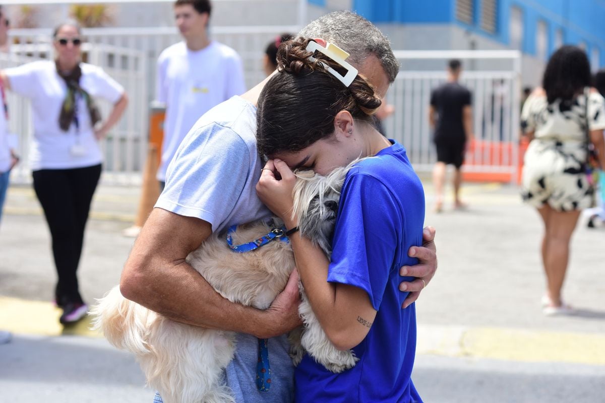 Pai e cãozinho se despedem de estudante que realiza Enem neste domingo (10).