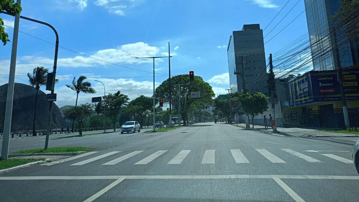 Trânsito sem congestionamentos na Av. Beira-Mar, em Vitória