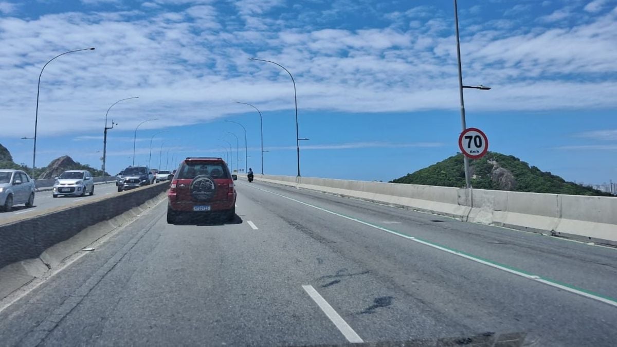 Trânsito sem interrupções na Terceira Ponte, na manhã deste domingo (10)