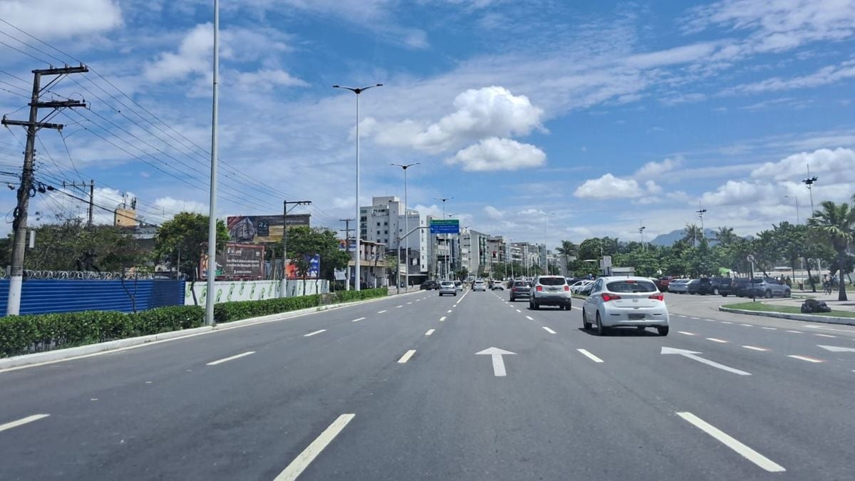 Trânsito tranquilo e manhã de sol em Vitória; poucos carros na Avenida Dante Michelini