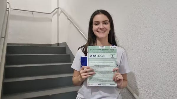 Estudante Gabriela de Mendonça Camargos Dalvi, de 17 anos, usa escada para ir ao Enem, após ficar presa no elevador