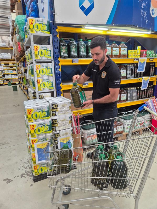 Operação da polícia apreende quase 8 mil litros de azeite por Divulgação Sesp