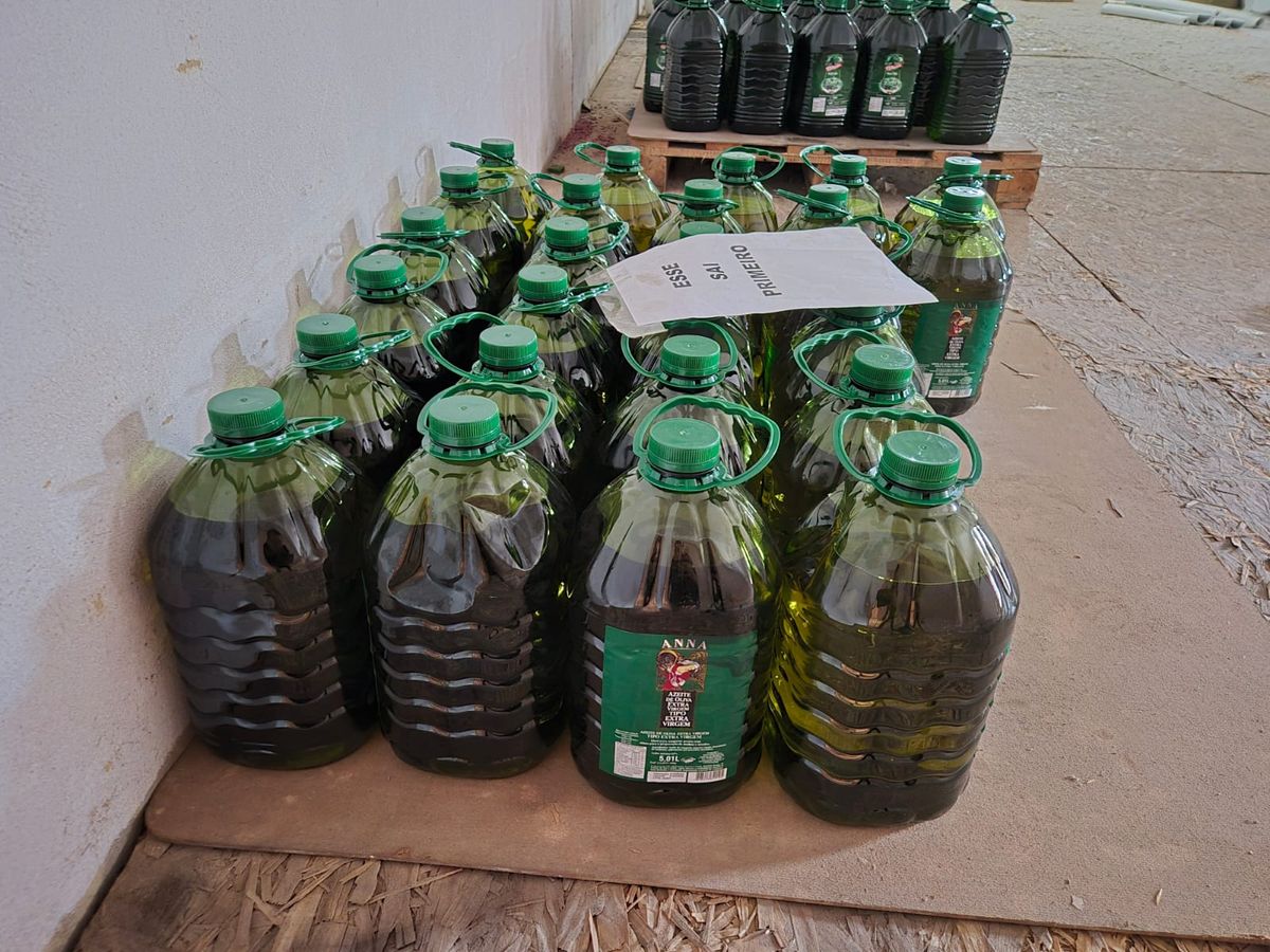 Operação da polícia apreende quase 8 mil litros de azeite por Divulgação Sesp