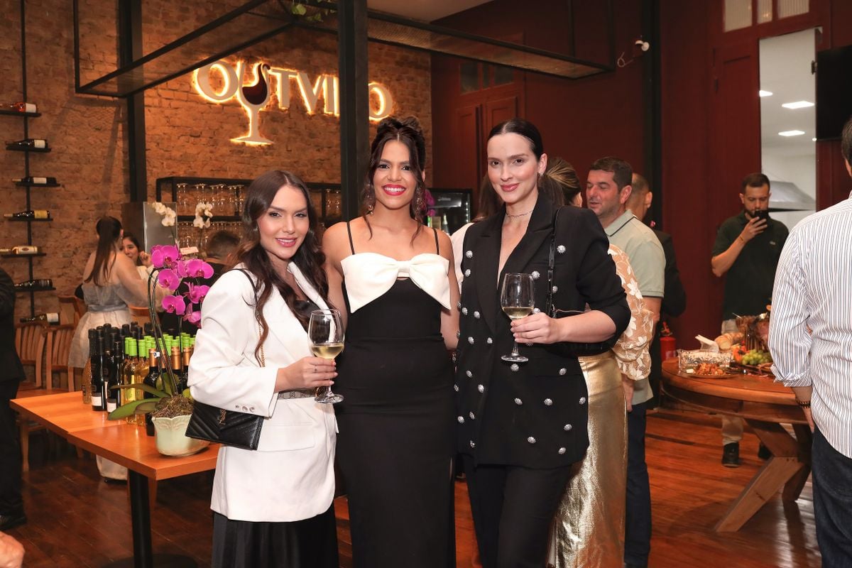  A empresária Vida Miclos recebeu as influencers Pamela Torezani e Camila Lovo, na inauguração de sua franquia Outvino, o único outlet de vinhos do Espírito Santo, em Colatina