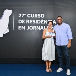 Assistente do curso completou 25 anos cuidando de jornalistas recém-formados, e foi celebrada com vídeo especial e troféu