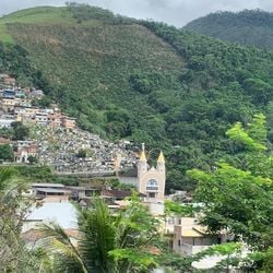 Homem de 49 anos ficou entre o trator e o caminhão para guiar a manobra do neto de 11 anos, que escorreu o pé da embreagem, causando o acidente