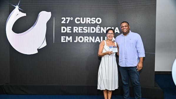 Assistente do curso completou 25 anos cuidando de jornalistas recém-formados, e foi celebrada com vídeo especial e troféu