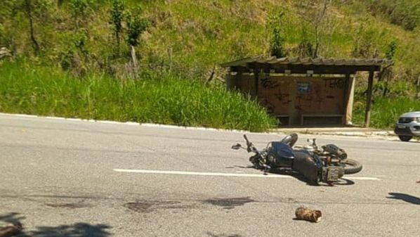 A perícia foi acionada às 13h40 e o corpo levado ao SML de Cachoeiro. Uma foto obtida pela reportagem mostra uma motocicleta caída no asfalto