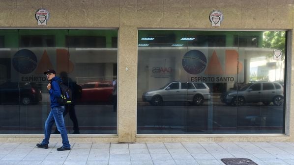 As novas regras adotadas pela OAB-ES seguem um compromisso firme com os valores que defendemos. Estabelecemos paridade de gênero, garantindo que as mulheres tenham participação efetiva e igualitária na disputa, ao invés de ajuste de lista
