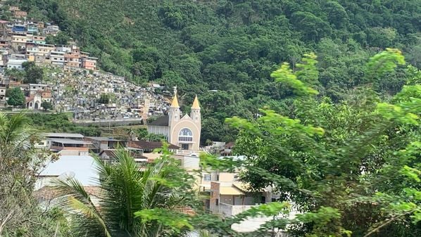 Homem de 49 anos ficou entre o trator e o caminhão para guiar a manobra do neto de 11 anos, que escorregou o pé da embreagem, causando o acidente