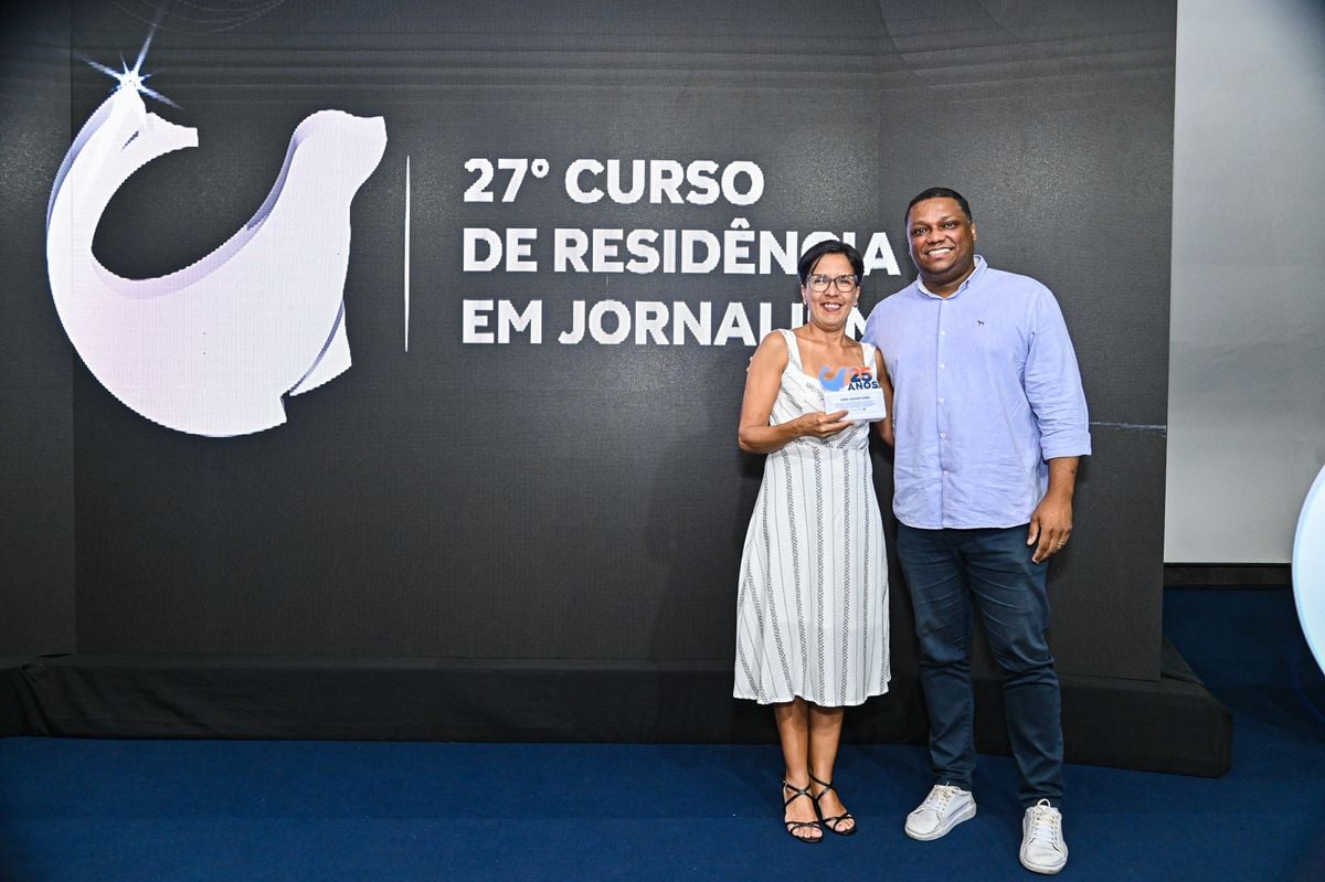 Assiste do Curso, Sara Aguiar, recebe homenagem em cerimônia de encerramento da Residência 2024.