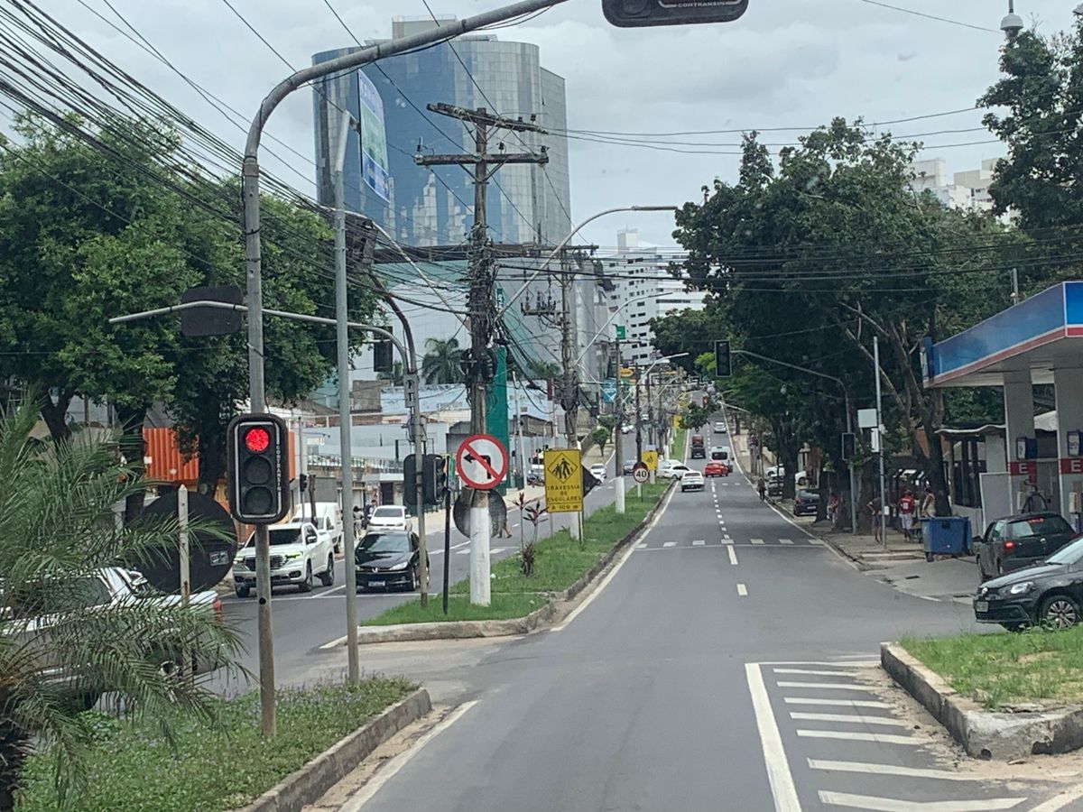 Avenida Francisco Lacerda de Aguiar, em Cachoeiro de Itapemirim; trânsito; estrada; sinal fechado