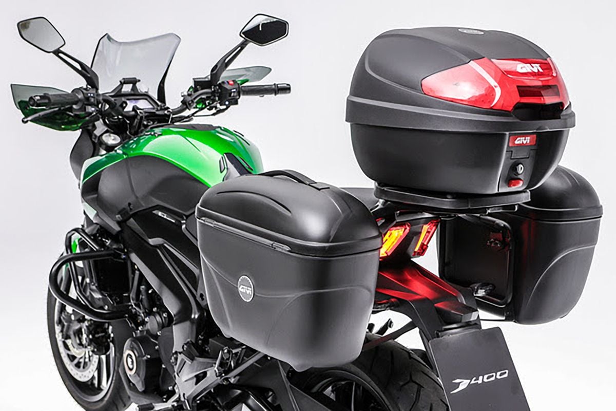 Bajaj Dominar 400 equipada com topcase e malas laterais GIVI