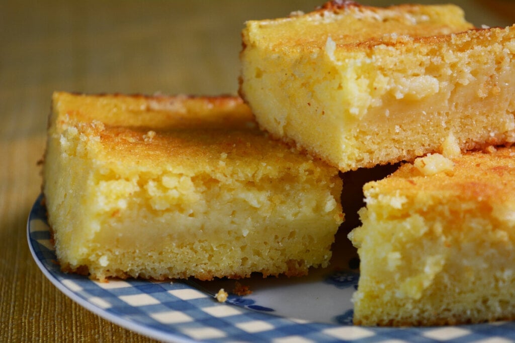 Bolo de fubá cremoso (Imagem: Elena Veselova | Shutterstock)