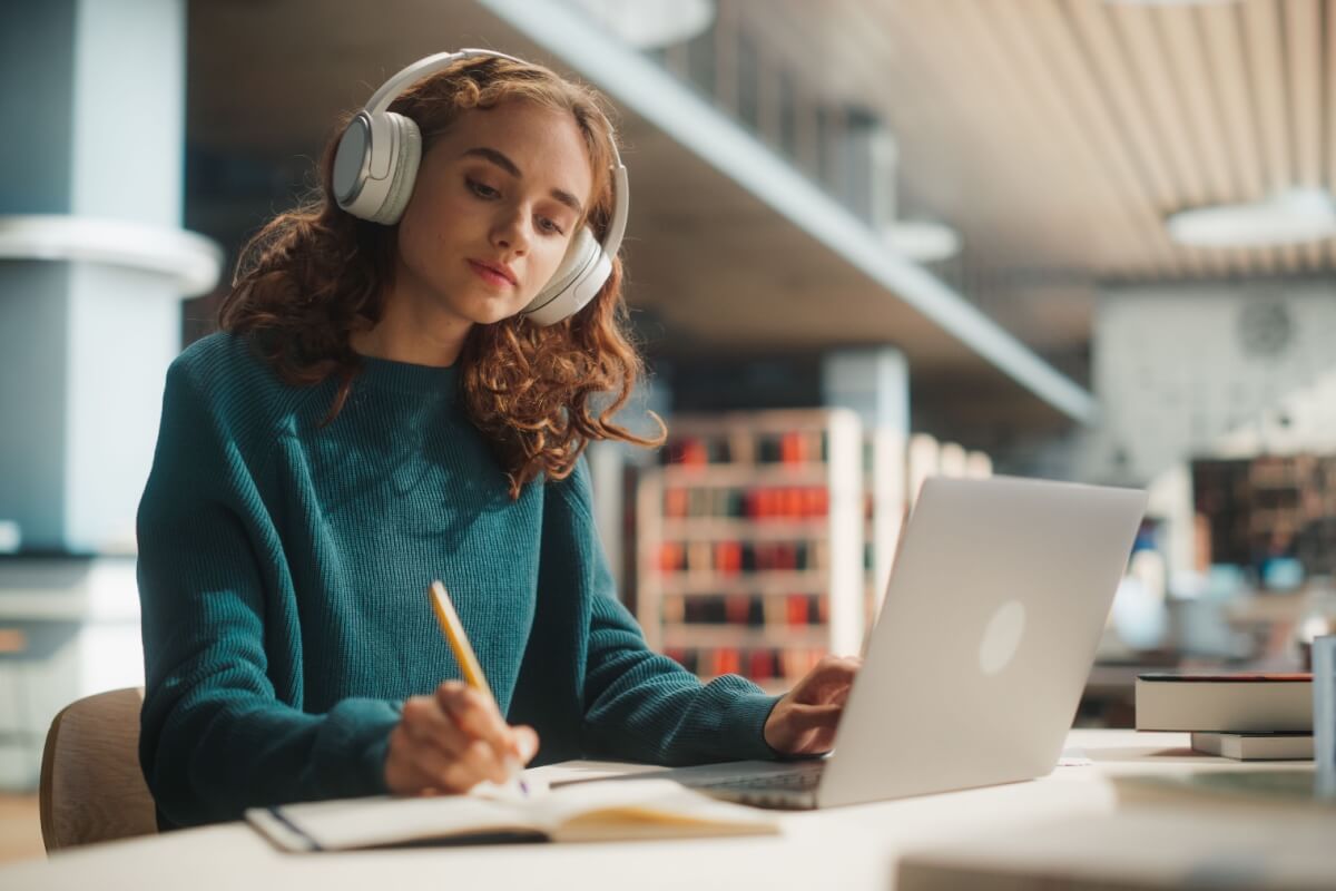 Métodos que combinam revisão de conteúdos, descanso adequado e atenção ao bem-estar podem transformar a preparação para vestibulares (Imagem: Gorodenkoff | Shutterstock)