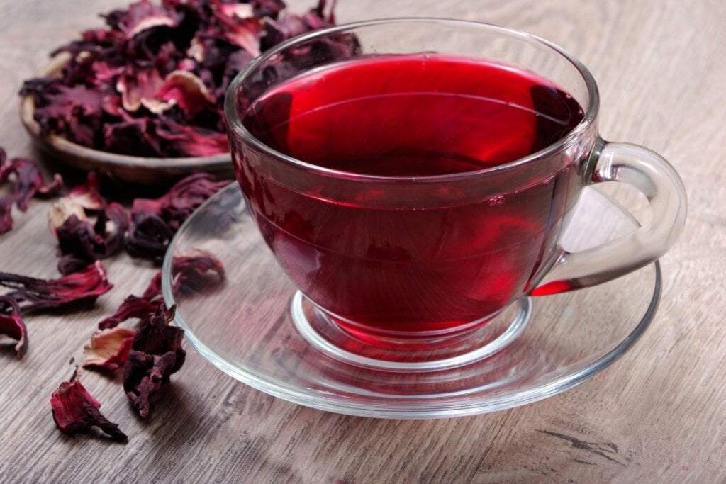 O consumo do chá de hibisco também exige atenção devido a possíveis efeitos colaterais (Imagem: KRIACHKO OLEKSII | Shutterstock)