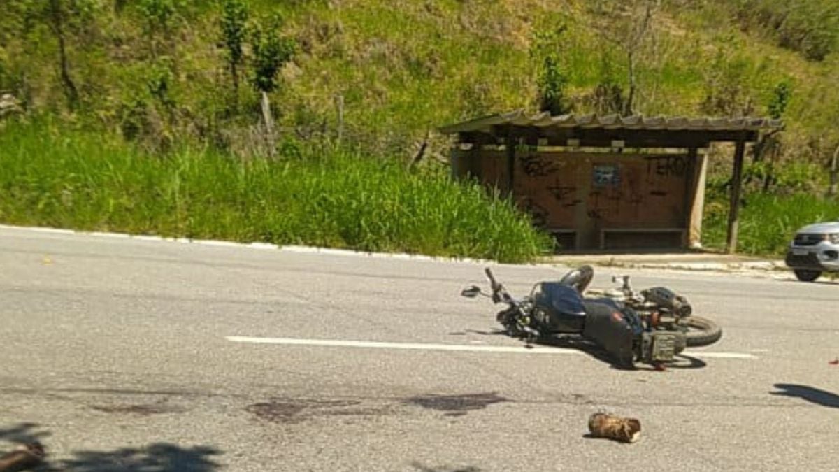 Moto da vítima e uma bota caída na pista no local do acidente