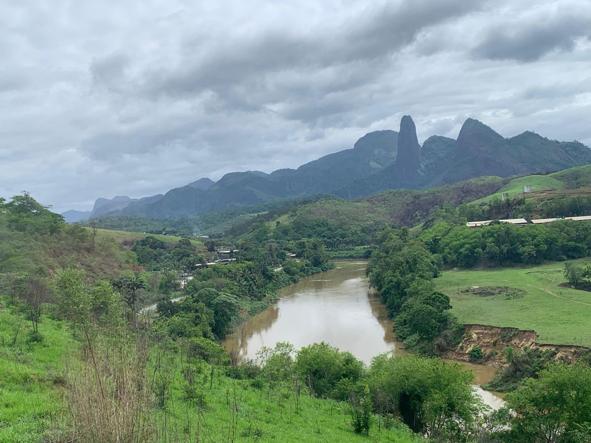 Rio Itapemirim, em Cachoeiro de Itapemirim; ao fundo a formação rochosa do Pico do Itabira