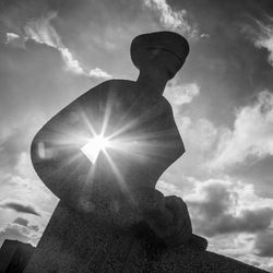 Um código de conduta seria um banho de transparência, criando regras sobre o que podem ou não fazer — como nos casos das palestras pagas — e tornando-as públicas