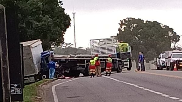 Um caminhão teria reduzido a velocidade por motivo ainda desconhecido, momento em que outro veículo, em que estava a vítima, bateu atrás; colisão ocorreu em Jacupemba