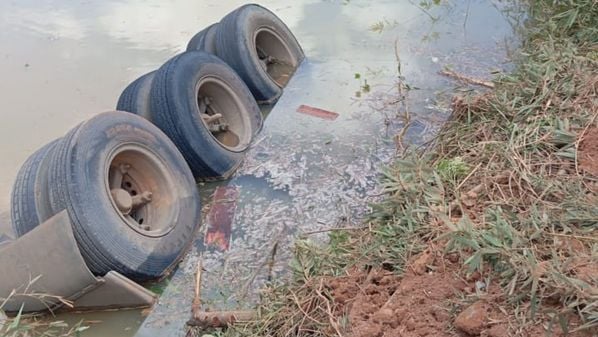 Corpo de Bombeiros atua para retirar o veículo da água e também para localizar o motorista, que ainda não foi encontrado