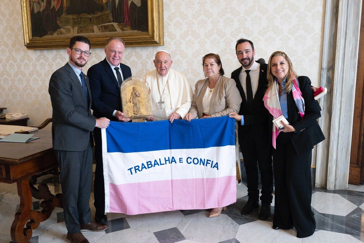 Adriano Zucolotto, governador Renato Casagrande, Papa Francisco, Virgínia Casagrande, Giovani Pagotto e Stella Miranda 