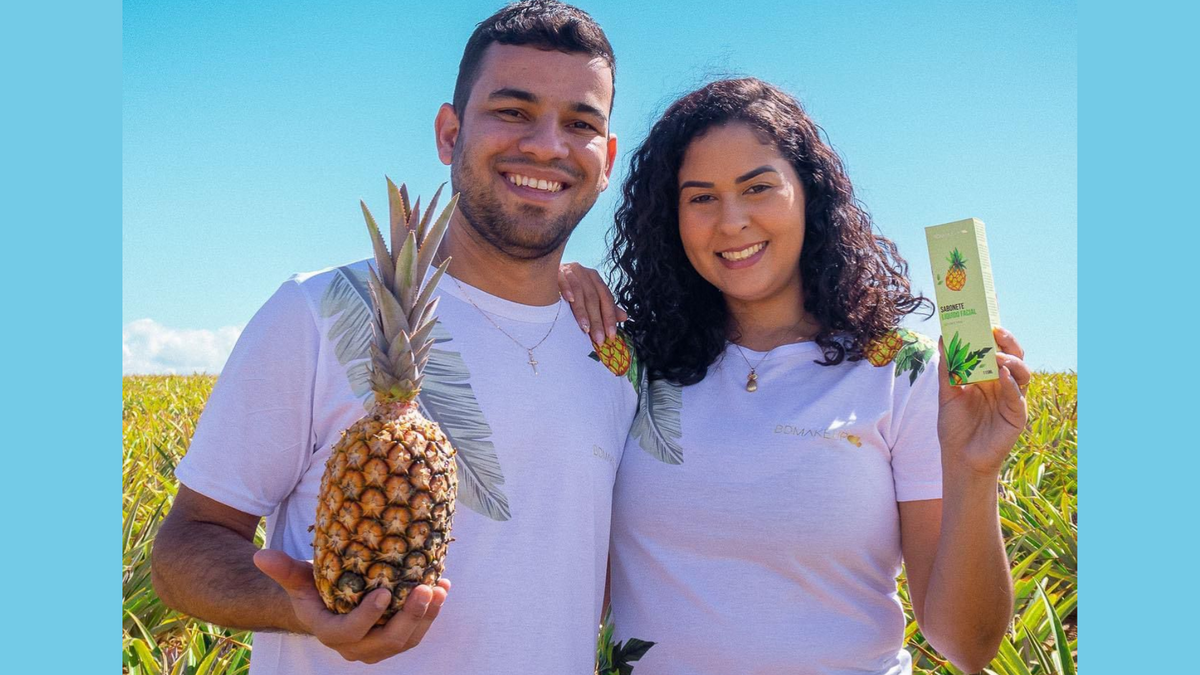 Bárbara Damásio e esposo Matheus Moura Lopes transformaram abacaxi de Marataízes em linha de cosmético