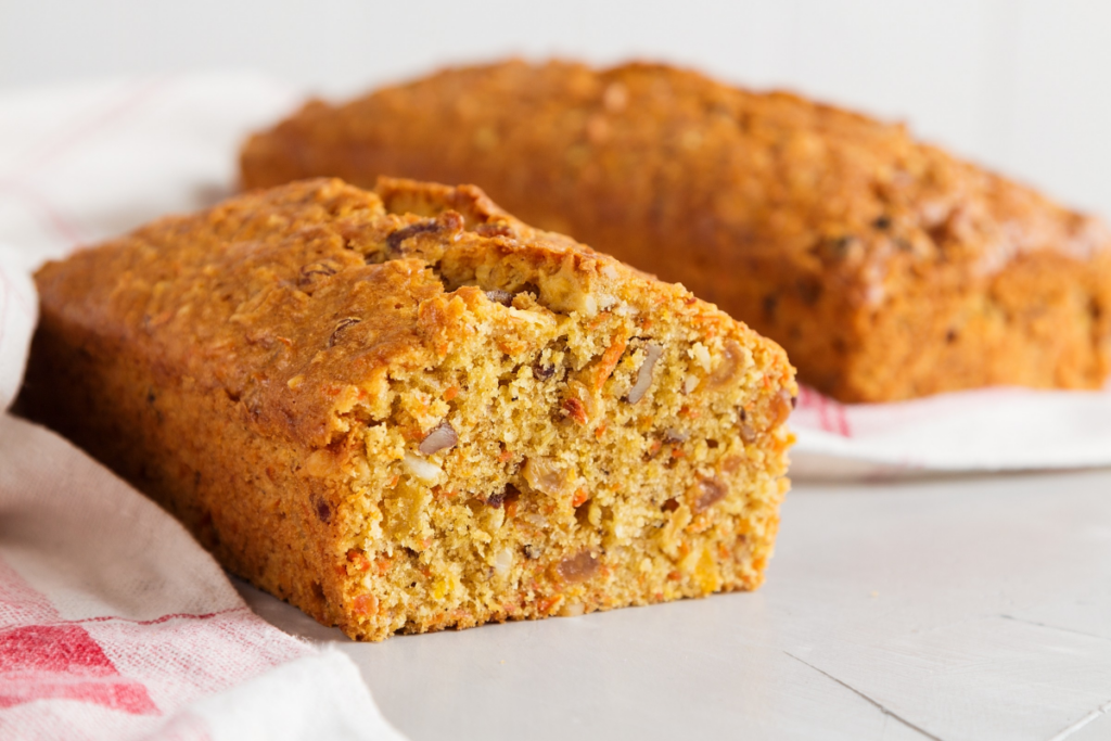 Bolo de cenoura com nozes (Imagem: Torriphoto | Shutterstock)