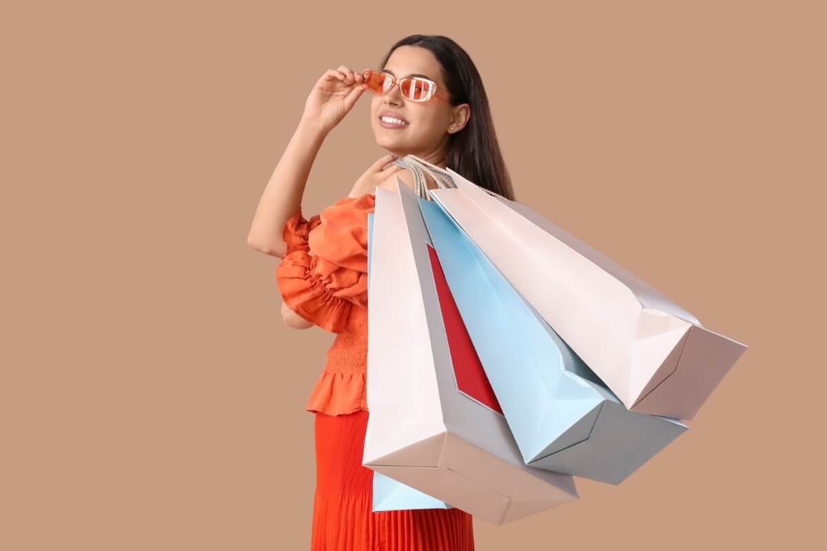 Estratégias simples ajudam a evitar o endividamento durante as compras de fim de ano (Imagem: Pixel-Shot | Shutterstock)