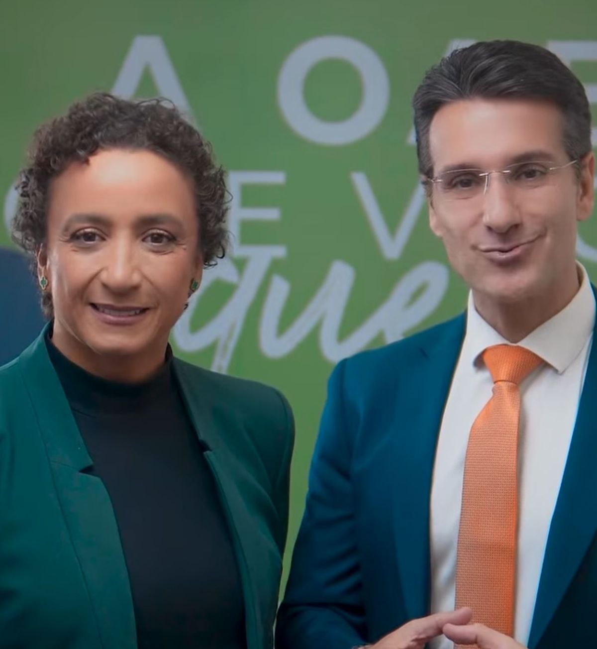 Erica Neves e Neffa Junior em vídeo em que anunciam aliança 